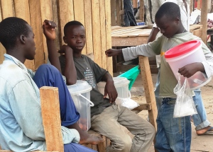 Des enfants qui exercent des petits commerce au sein du marche de Kinindo a Bujumbura