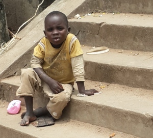 Un enfant mendiant au milieu du marche de kinindo